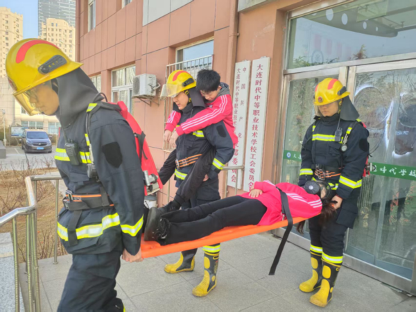 大連時代學(xué)校3.20消防演練120.png
