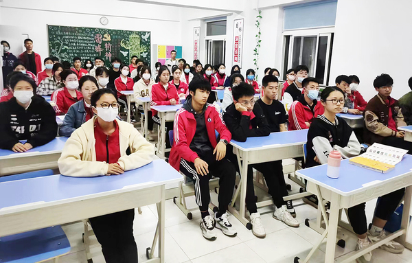 我校组织开展防范电信诈骗主题教育班会活动