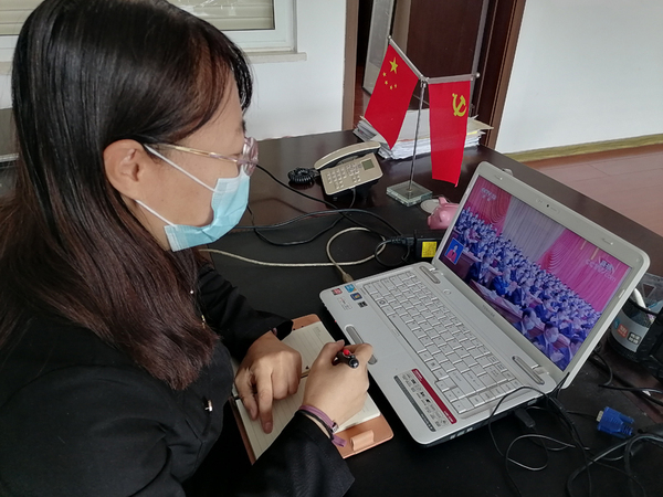 时代支部王柳校长收看二十大.jpg